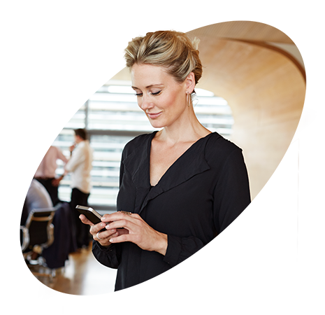 01 People-Woman-Black shirt-phone